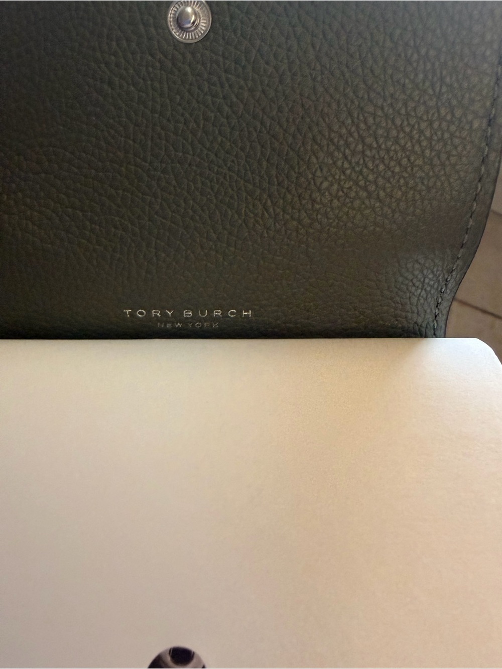 Tory Burch Olive Green Leather wallet with Logo and Clip - Picture 4 of 5